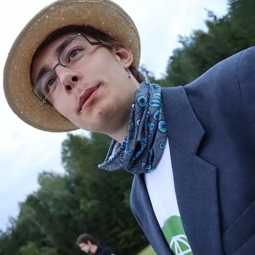 A very funny photo of myself from LTT 2023 that makes a nice scroll effect when clicked.